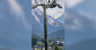 Copertina di Cabinovie olimpiche, operai ancora al lavoro su quella di Socrepes a Cortina: i Giochi sono finiti ma le opere ancora no – Video