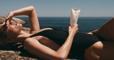 Copertina di Weekend al mare? La guida ai solari dell’estate 2026 e i consigli della dermatologa: “La pelle ha bisogno di tempo per adattarsi al sole”