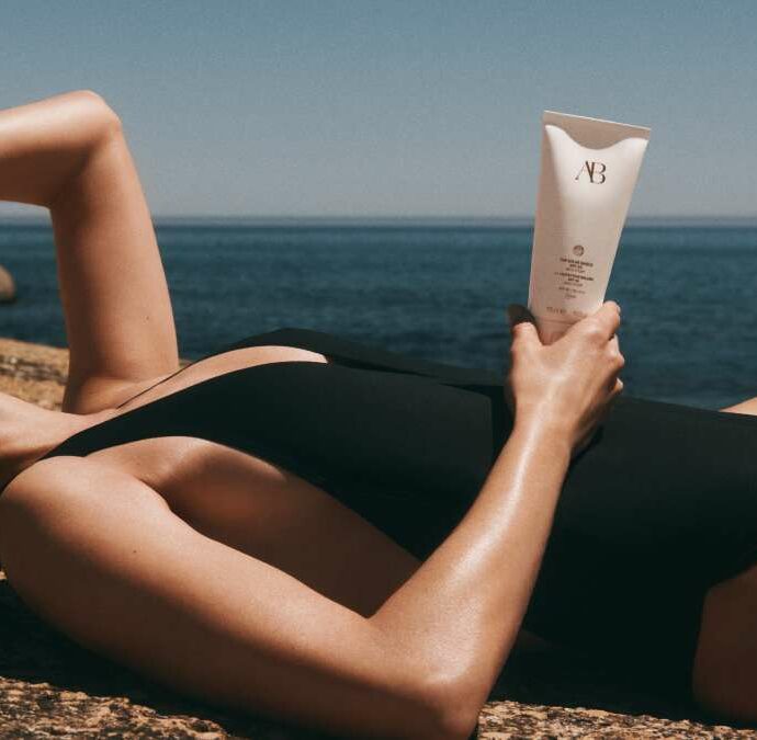 Weekend al mare? La guida ai solari dell’estate 2026 e i consigli della dermatologa: “La pelle ha bisogno di tempo per adattarsi al sole”