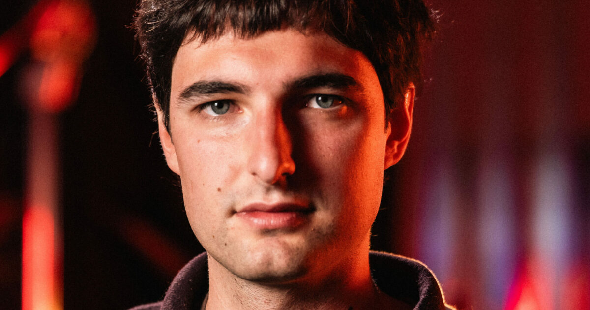 “Il Covid mi ha troncato l’adolescenza. Canto l’inquietudine della gioventù, ma non mi sento di parlare per la Gen Z. Sanremo? Per ora non ci penso”: parla Faccianuvola, scommessa di Spotify Radar