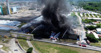 Copertina di Enorme incendio in un’azienda chimica di Mantova, alta colonna di fumo nera e autopompe in azione: le immagini dal drone