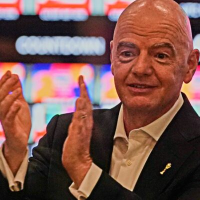 Copertina di “Mondiale con troppe squadre? Vediamo se l’Italia si qualifica con 64, o forse dovrò metterne 228”: Infantino sfotte la Nazionale