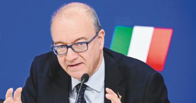 Copertina di Valditara porta l’IA nelle scuole, ma  i prof  aspettano ancora l’aumento del contratto