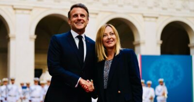 Copertina di Macron annuncia il primo vertice bilaterale con Meloni: si terrà il 25 giugno ad Antibes e ci saranno 9 ministri