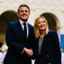 Copertina di Macron annuncia il primo vertice bilaterale con Meloni: si terrà il 25 giugno ad Antibes e ci saranno 9 ministri