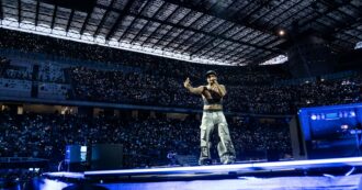 Copertina di Geolier a San Siro è un angelo scatenato: “Questa è la prova che Nord e Sud sono una cosa sola. Ci hanno preso per il c**o”. L’opera rap in quattro atti dalla promessa ambiziosa al riscatto