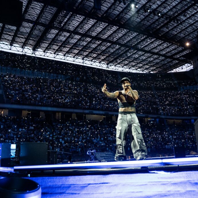 Geolier a San Siro è un angelo scatenato: “Questa è la prova che Nord e Sud sono una cosa sola. Ci hanno preso per il c**o”. L’opera rap in quattro atti dalla promessa ambiziosa al riscatto