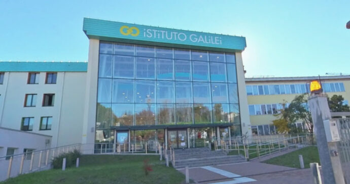 Studente minaccia professore con una pistola a pallini: “Dammi le sigarette o ti sparo”. L’episodio a Mirandola (Modena)