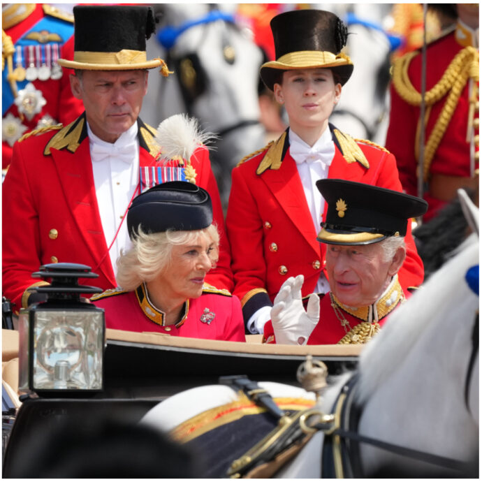 La parata di compleanno di re Carlo III salutata da migliaia di londinesi. I reali al tradizionale Trooping the Colour. Tra la folla alcuni oppositori della monarchia