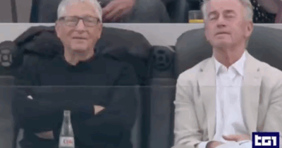 Copertina di Gaffe “Mondiale”: il Tg1 scambia Bill Gates per Steve Jobs, fondatore di Apple morto nel 2011. Il video del servizio sulla cerimonia d’apertura diventa virale