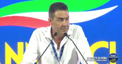 Copertina di Vannacci apre l’assemblea di FnV e attacca il centrodestra: “Porta avanti l’agenda Draghi”. Più di mezz’ora contro la stampa: “Orgogliosi di essere la feccia”. Poi recita una preghiera