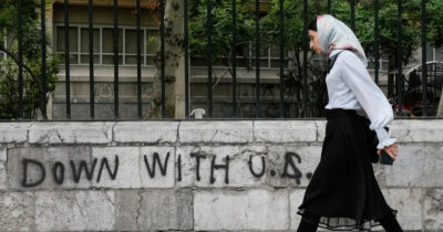 Copertina di Iran, Pakistan: “Accordo entro 24 ore con firma digitale”. Teheran nega: “Domani non verrà siglata alcuna intesa”. Khamenei, i funerali dal 4 luglio