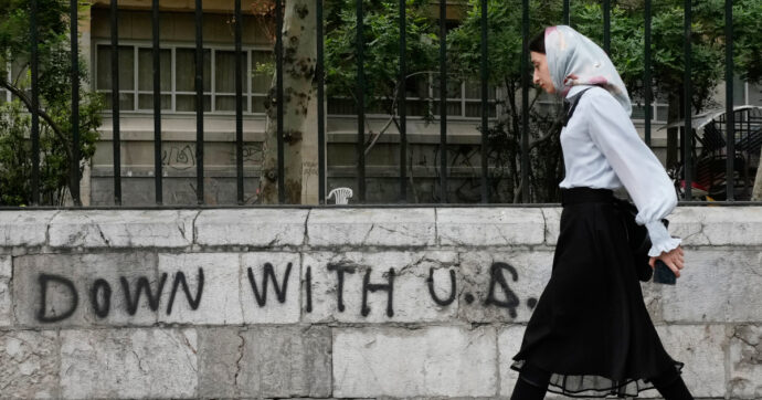 Iran, Pakistan: “Accordo entro 24 ore con firma digitale”. Teheran nega: “Domani non verrà siglata alcuna intesa”. Khamenei, i funerali dal 4 luglio