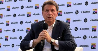 Copertina di Tassa sui grandi patrimoni, Conte ribadisce il no. Appendino a favore: “Riguarderebbe una ristrettissima élite di super Paperoni”