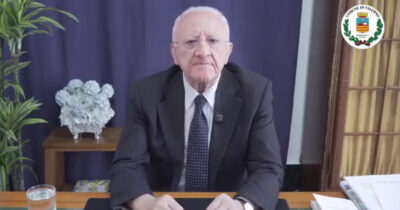 Copertina di De Luca e la campagna “Cafoni zero”: dal moldavo coi “problemi di prostata” alle corse clandestine. “Ora rieduchiamo tutti”