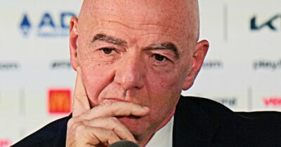 Copertina di Tutti contro Infantino: “Caduta di stile”, “Non ci servono le sue battutine da 4 soldi”, “Offende Pozzo e Bearzot”. Lui fa marcia indietro