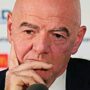 Copertina di Tutti contro Infantino: “Caduta di stile”, “Non ci servono le sue battutine da 4 soldi”, “Offende Pozzo e Bearzot”. Lui fa marcia indietro