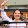Copertina di Elezioni Perù, il Paese è spaccato: la figlia di Fujimori avanti di meno di un punto percentuale. L’ultima parola alla Giuria speciale