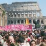 Copertina di Roma, i pro remigrazione esaltano il Duce. Ma a fare il pieno è il contro-corteo