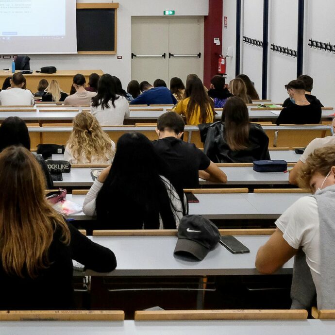 “Ho letto cose assurde”: professore smaschera con un trucco di TikTok gli universitari che usano l’AI per gli esami. Ecco come li ha smascherati