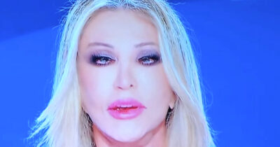 Copertina di “Ho avuto un tumore alla pelle. La mia è chiara, molto sensibile, come quella di Sinner”: Paola Ferrari risponde agli insulti social sul suo aspetto fisico