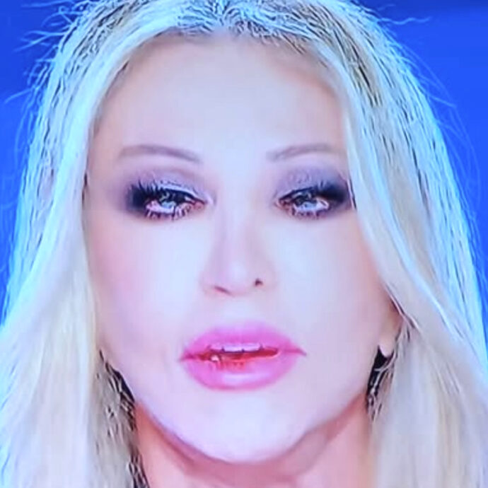 “Ho avuto un tumore alla pelle. La mia è chiara, molto sensibile, come quella di Sinner”: Paola Ferrari risponde agli insulti social sul suo aspetto fisico