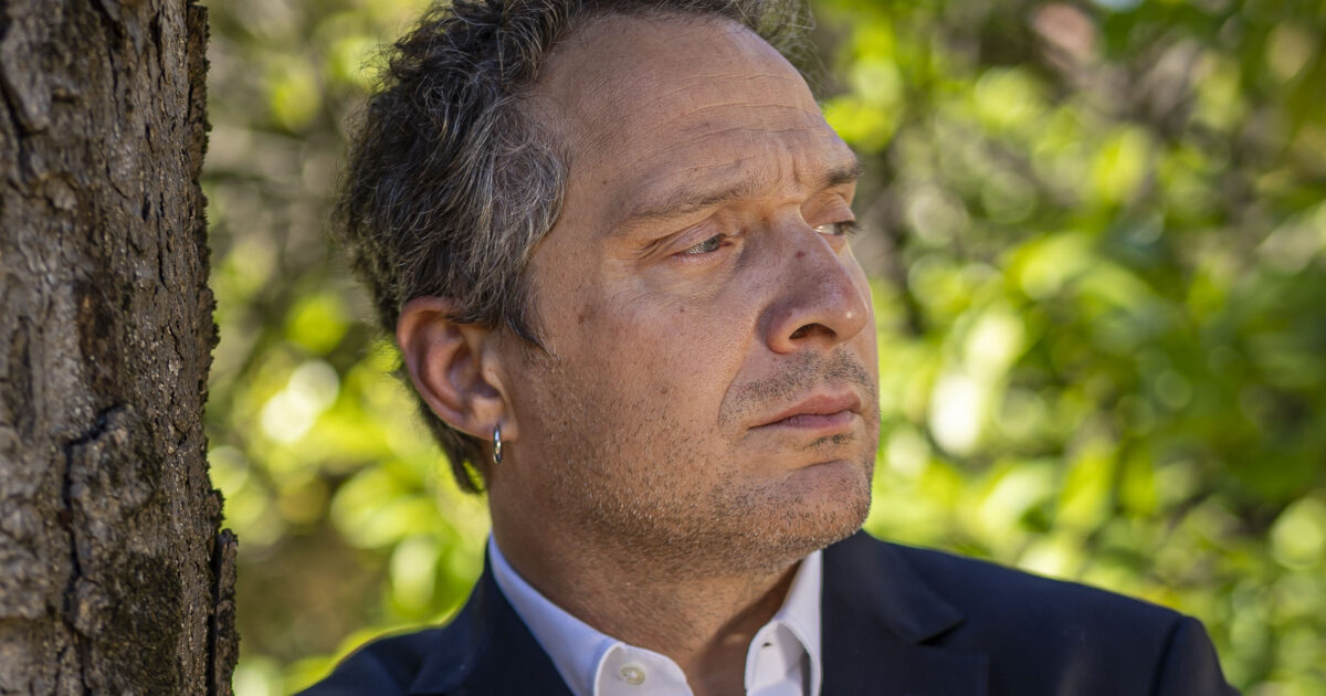 “Chi si suicida spesso non vede più un futuro possibile. Il carcere sia un luogo di riabilitazione. Si chiudono le porte alle spalle pensi che non uscirai più”: così Claudio Santamaria