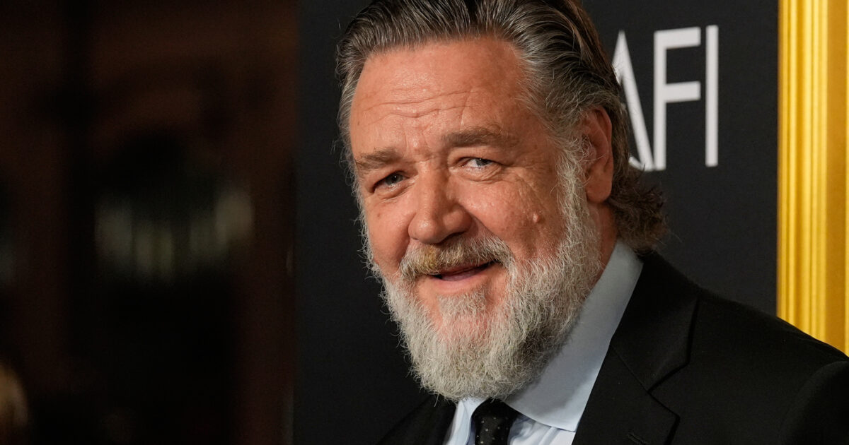 “Ero pazzo a ‘Il Gladiatore’. Coperto di fango e sangue, mi facevano male le ossa, combattevo con svedesi alti 2 metri che mi colpivano con spade e asce. E una mi è davvero arrivata in faccia”: parla Russell Crowe
