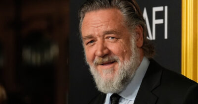 Copertina di “Ero pazzo a ‘Il Gladiatore’. Coperto di fango e sangue, mi facevano male le ossa, combattevo con svedesi alti 2 metri che mi colpivano con spade e asce. E una mi è davvero arrivata in faccia”: parla Russell Crowe