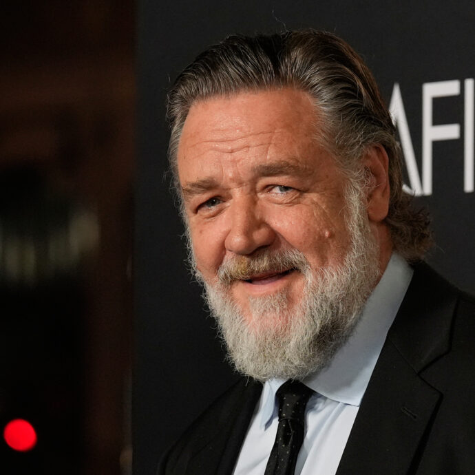 “Ero pazzo a ‘Il Gladiatore’. Coperto di fango e sangue, mi facevano male le ossa, combattevo con svedesi alti 2 metri che mi colpivano con spade e asce. E una mi è davvero arrivata in faccia”: parla Russell Crowe