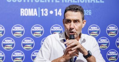 Copertina di Vannacci: “Femminicidio? Non esiste, non serve reato specifico”. Sul palco lotta alla “dittatura Lgbtq” e alla “islamizzazione dell’Italia”
