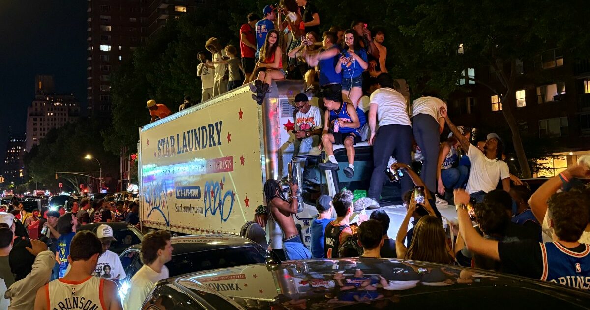 knicks campioni nba new york in delirio dopo 53 anni la festa che trasforma la grande mela in un paesino di provincia le immagini pi249 belle da Ilfattoquotidiano.it knicks campioni nba new york in delirio dopo 53 anni la festa che trasforma la grande mela in un paesino di provincia le immagini pi249 belle