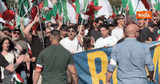 Copertina di “Duce, Duce”, “musulmano pezzo di me***” e “deportiamoli”: ecco i cori e i saluti romani al corteo per la “remigrazione” a Roma