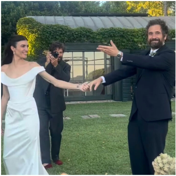 Tommaso Paradiso e Carolina Sansoni si sono sposati a Capalbio. Emma e Lorenzo Jovanotti tra amici e parenti. Poi party in spiaggia