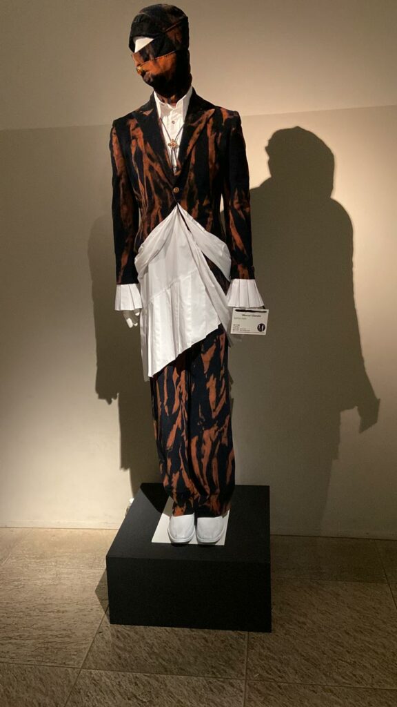 Il mondo della moda incontra l’antica cultura egizia, e il corpo diventa un vero e proprio supporto narrativo: ecco la collezione-installazione “Hieroglam”