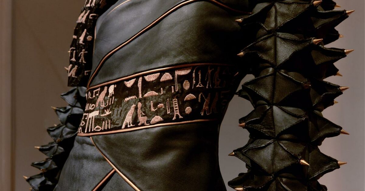 Il mondo della moda incontra l’antica cultura egizia, e il corpo diventa un vero e proprio supporto narrativo: ecco la collezione-installazione “Hieroglam”