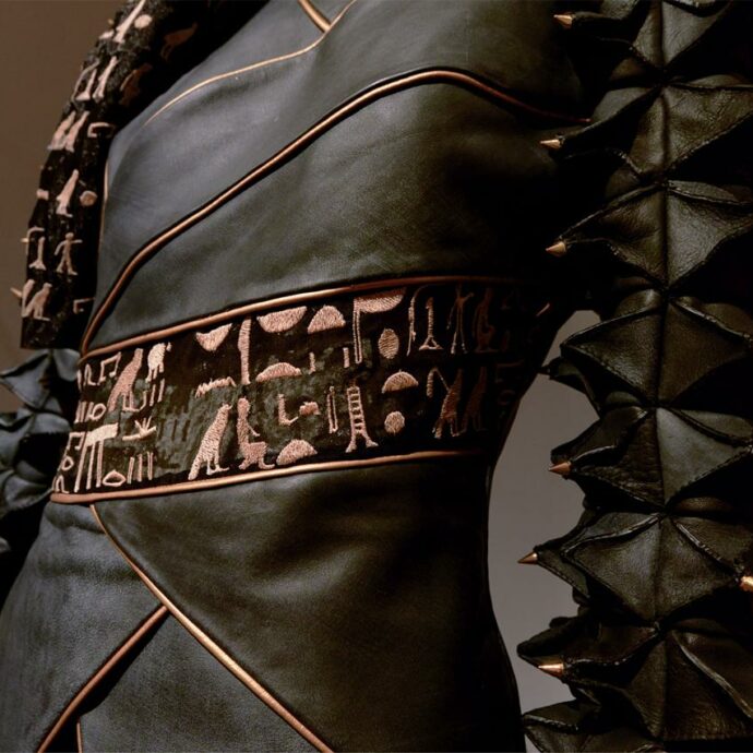 Il mondo della moda incontra l’antica cultura egizia, e il corpo diventa un vero e proprio supporto narrativo: ecco la collezione-installazione “Hieroglam”