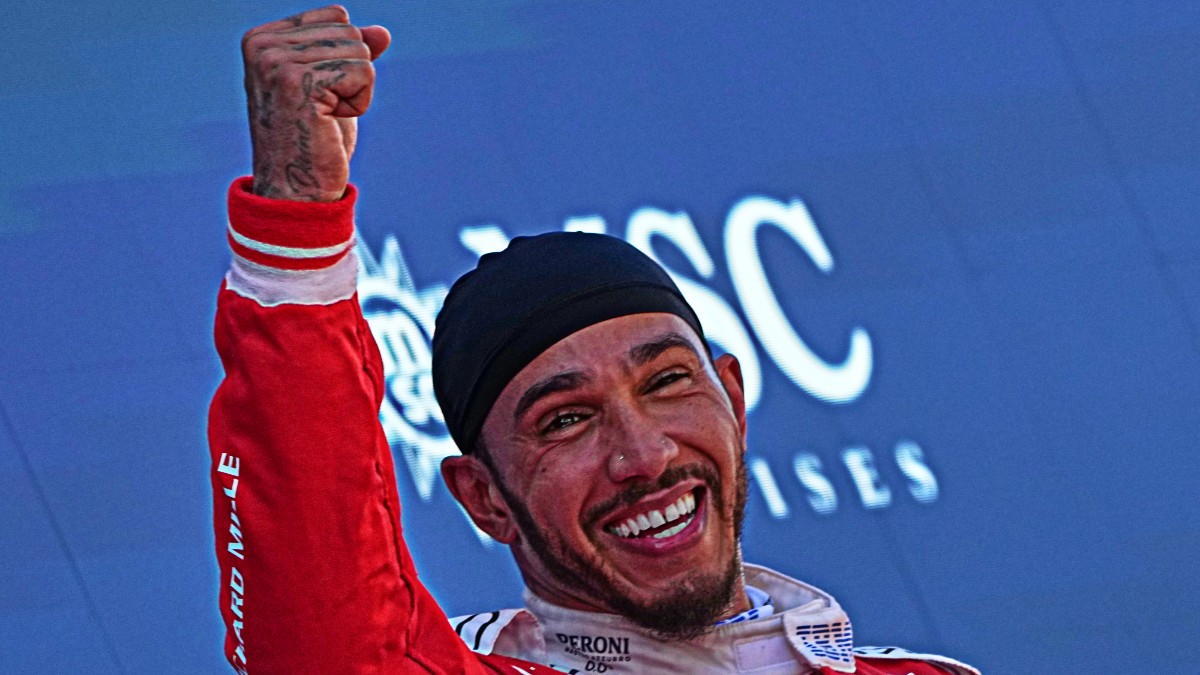 Lewis Hamilton con la Ferrari dopo il successo di Barcellona
