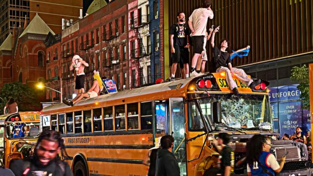 Knicks campioni NBA, New York in delirio dopo 53 anni: la festa che trasforma la Grande Mela in un paesino di provincia | Le immagini più belle