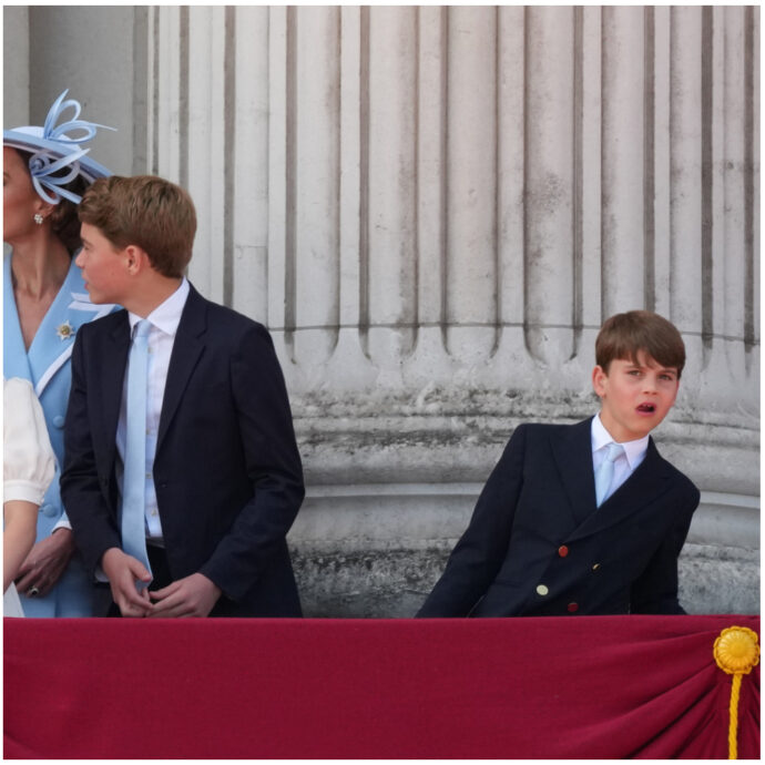 Tutti pazzi per il principino Louis al balcone reale: fa le smorfie, si stacca dai reali e guarda gli aerei per conto suo. Mentre George riesce a trattenere lo starnuto