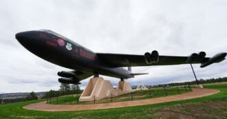 Copertina di Usa, un bombardiere B-52 si schianta dopo il decollo da una base in California
