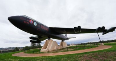 Copertina di Usa, un bombardiere B-52 si schianta dopo il decollo da una base in California