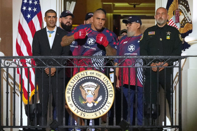 La Casa Bianca diventa un ring per la festa di Trump: combattimenti UFC, jet da guerra, Zuckerberg e Ibrahimovic in prima fila | Foto