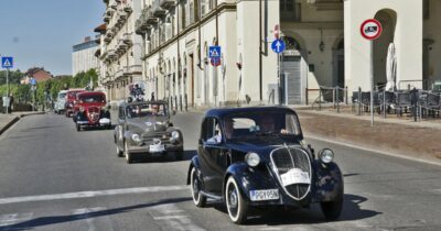 Copertina di Fiat 500 Topolino, 90 anni e non sentirli. A Torino la festa dell’auto che motorizzò l’Italia