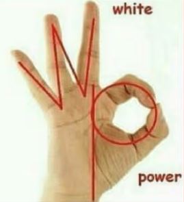 Un arbitro ai Mondiali è accusato di aver fatto il gesto del “white power” in sala Var: viene usato dai suprematisti bianchi