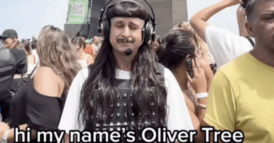 Copertina di Due elicotteri in volo si scontrano e poi precipitano sopra una concessionaria d’auto provocando un incendio: morto il rapper 32enne Oliver Tree, con lui altre 5 vittime