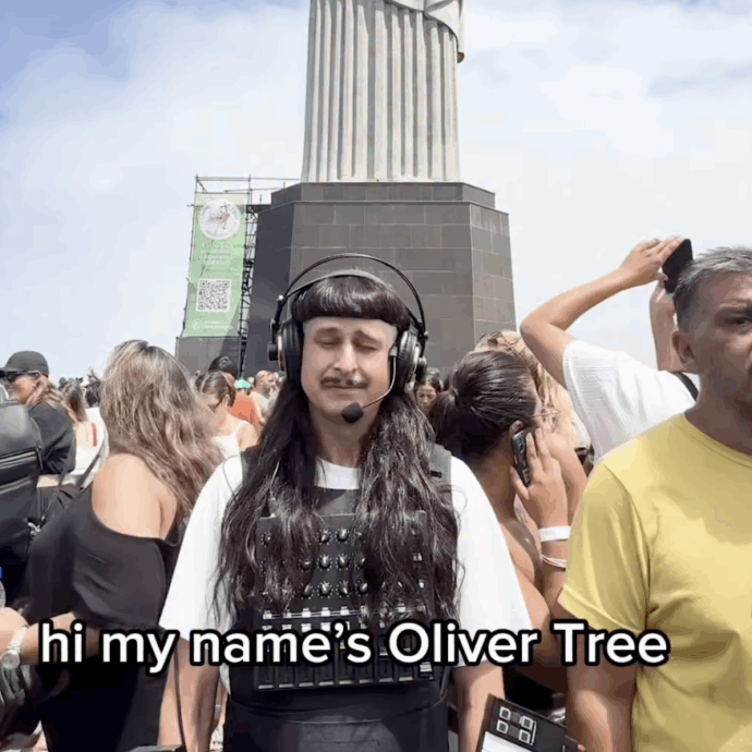 Due elicotteri in volo si scontrano e poi precipitano sopra una concessionaria d’auto provocando un incendio: morto il rapper 32enne Oliver Tree, con lui altre 5 vittime