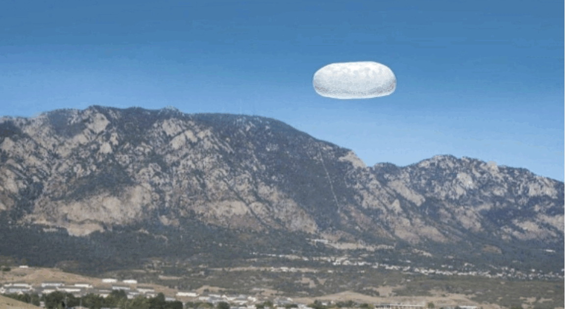 “Aveva forma di una patata, bianca e luminosa, ma con le squame. Poi un disco rotante e na sfera rossa brillante”: le nuove rivelazioni sugli Ufo nei documenti desecretati da Trump