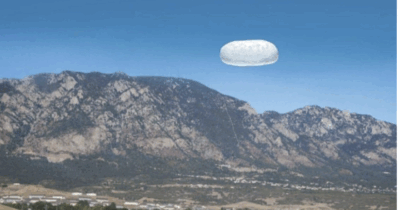 Copertina di “Aveva forma di una patata, bianca e luminosa, ma con le squame. Poi un disco rotante e na sfera rossa brillante”: le nuove rivelazioni sugli Ufo nei documenti desecretati da Trump