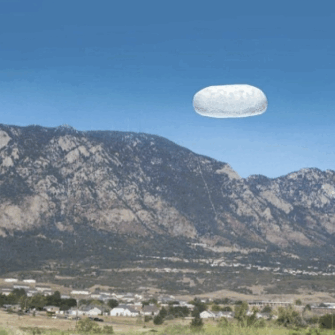 “Aveva forma di una patata, bianca e luminosa, ma con le squame. Poi un disco rotante e na sfera rossa brillante”: le nuove rivelazioni sugli Ufo nei documenti desecretati da Trump